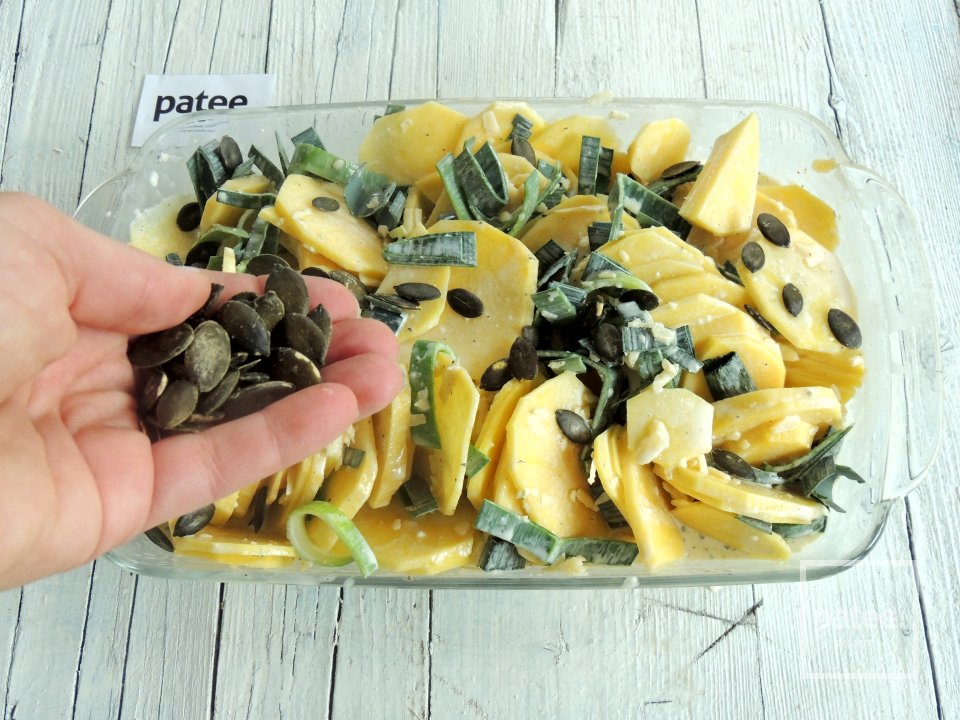 Картофельный гратен с тыквенными семечками - Шаг 11