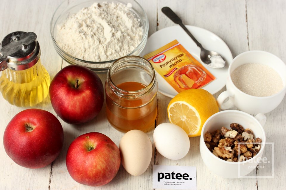 Медовый пирог с орехами и яблоками - Шаг 1
