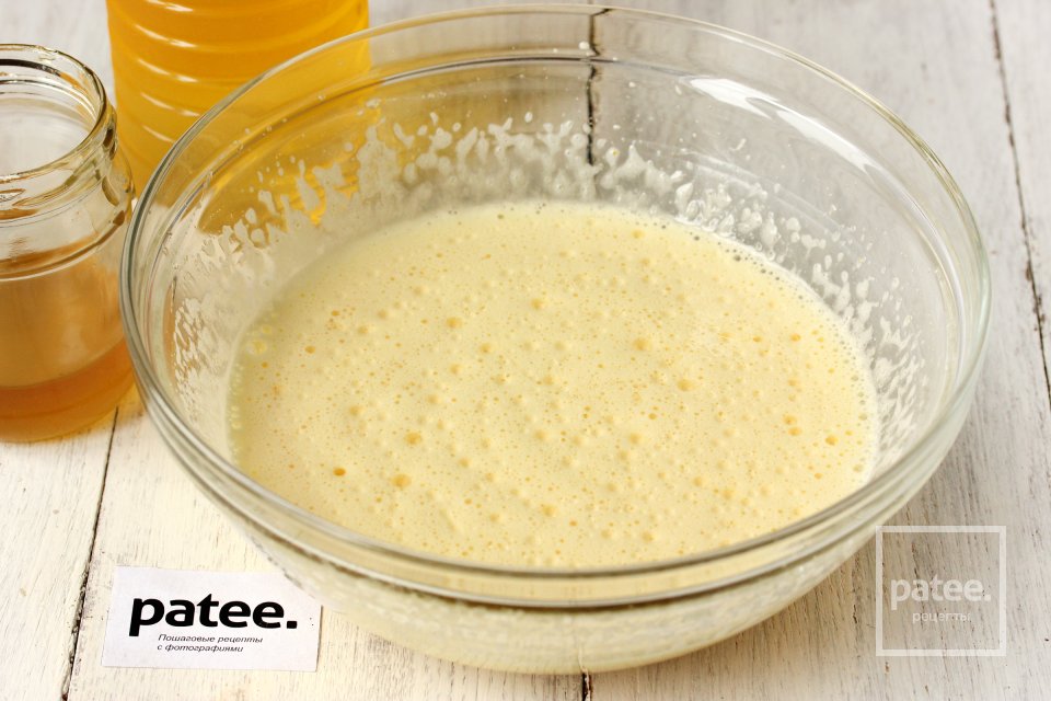 Медовый пирог с орехами и яблоками - Шаг 3