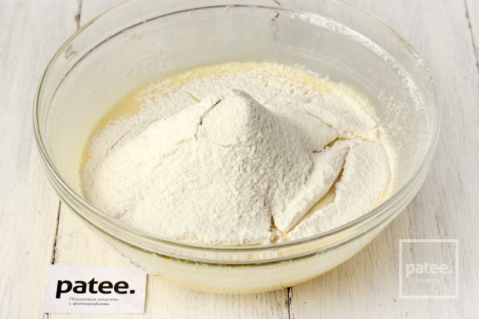 Медовый пирог с орехами и яблоками - Шаг 8