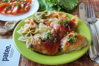 Рецепт Курица в карамели с чесночным соусом