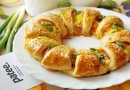 Слоеный пирог с сыром и беконом