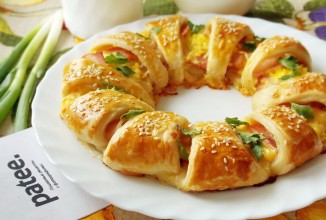 Слоеный пирог с сыром и беконом