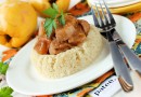 Куриное филе с айвой и луком