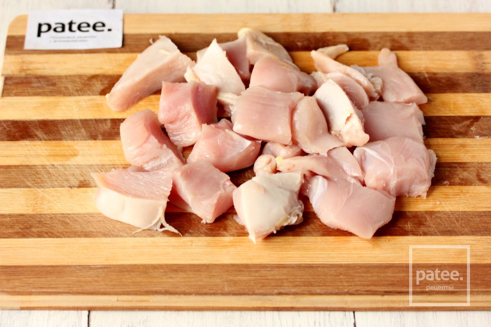 Куриное филе с айвой и луком - Шаг 2