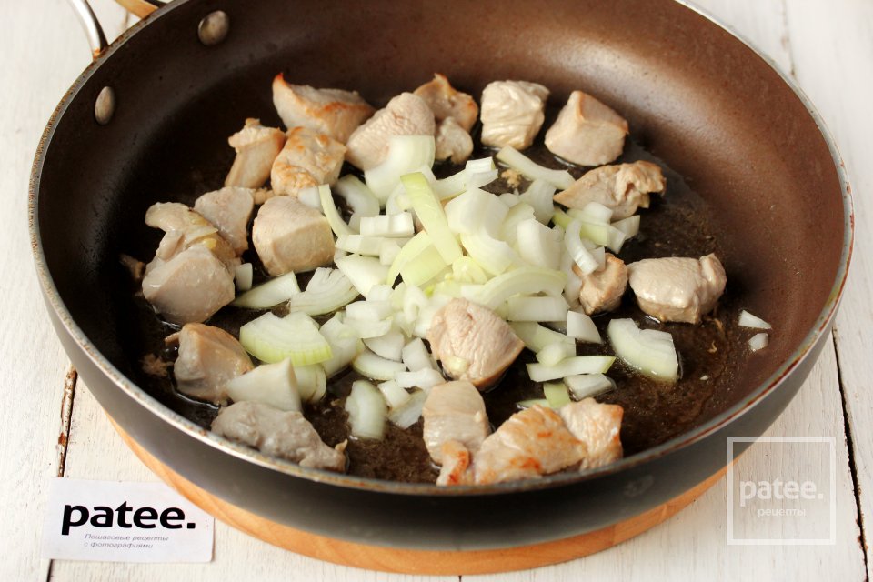 Куриное филе с айвой и луком - Шаг 6