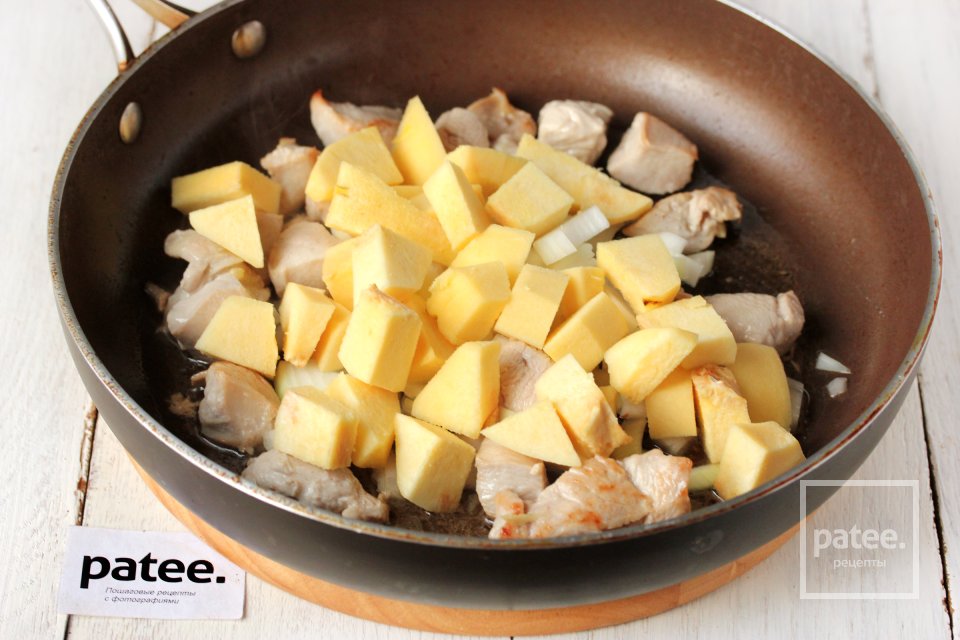 Куриное филе с айвой и луком - Шаг 7