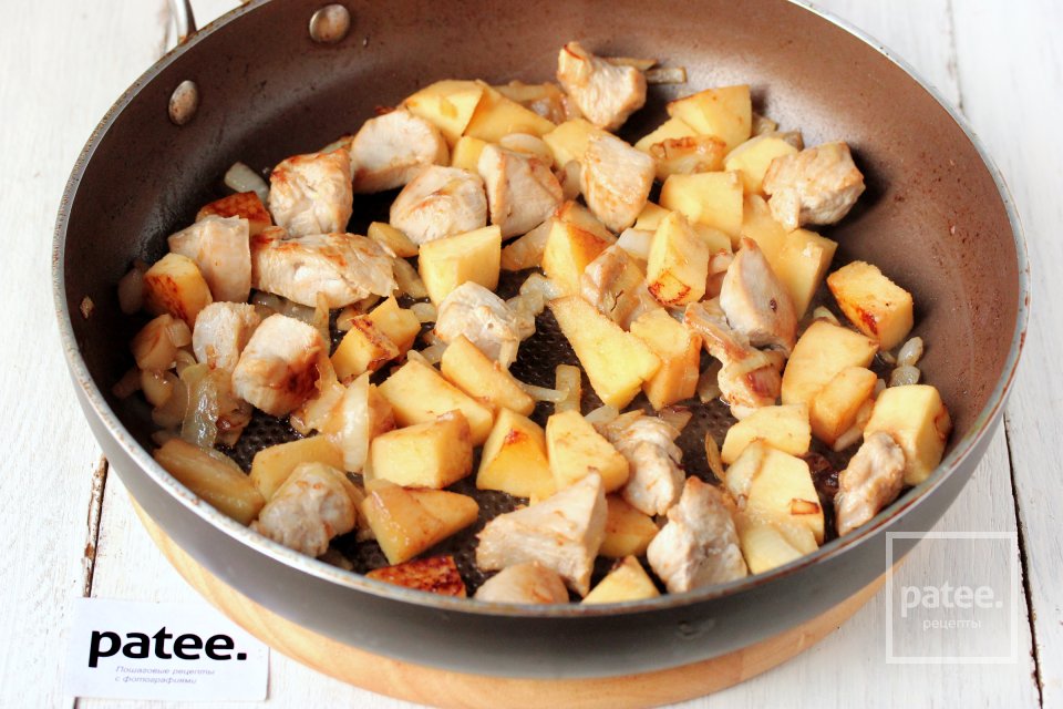 Куриное филе с айвой и луком - Шаг 8