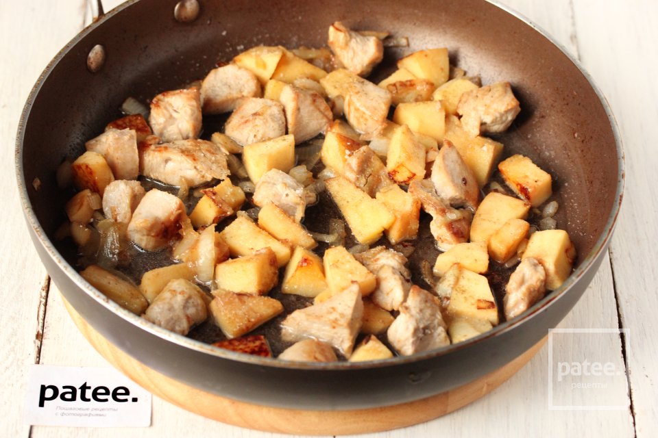 Куриное филе с айвой и луком - Шаг 9