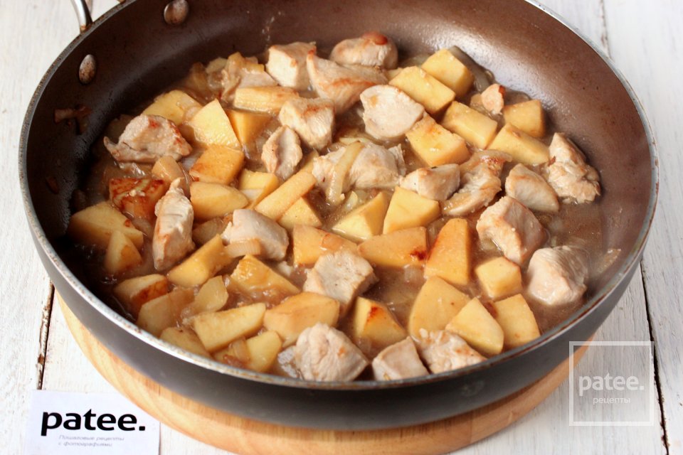 Куриное филе с айвой и луком - Шаг 10