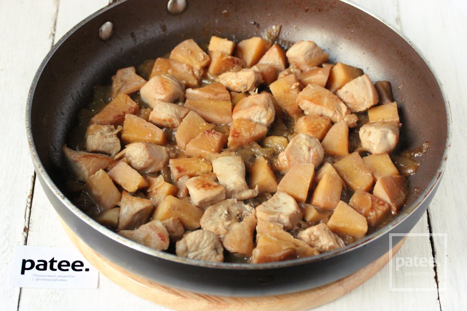 Куриное филе с айвой и луком - Шаг 11