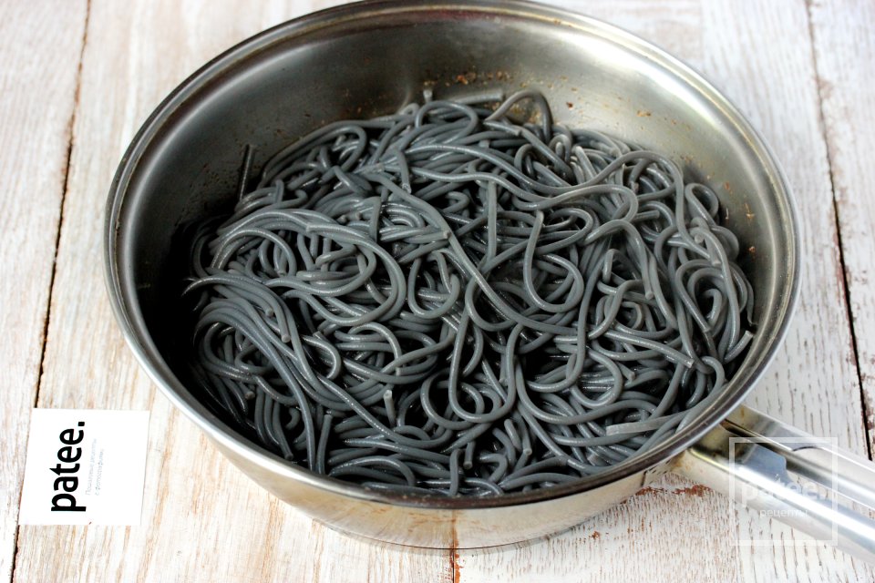 Спагетти неро с креветками и помидорами черри - Шаг 13