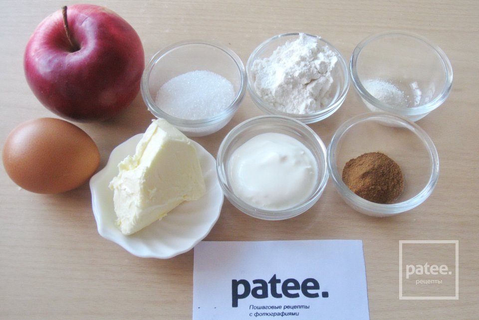 Пирог с яблоками и сметанным кремом - Шаг 1