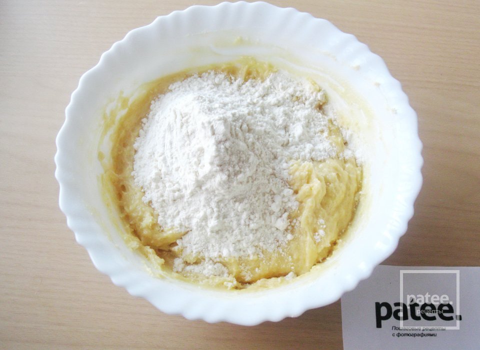 Пирог с яблоками и сметанным кремом - Шаг 6