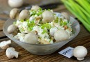Салат Опушка с маринованными грибами, курицей и сухариками