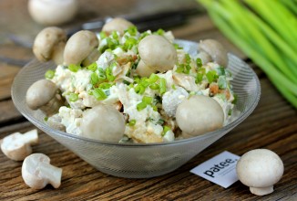 Салат Опушка с маринованными грибами, курицей и сухариками