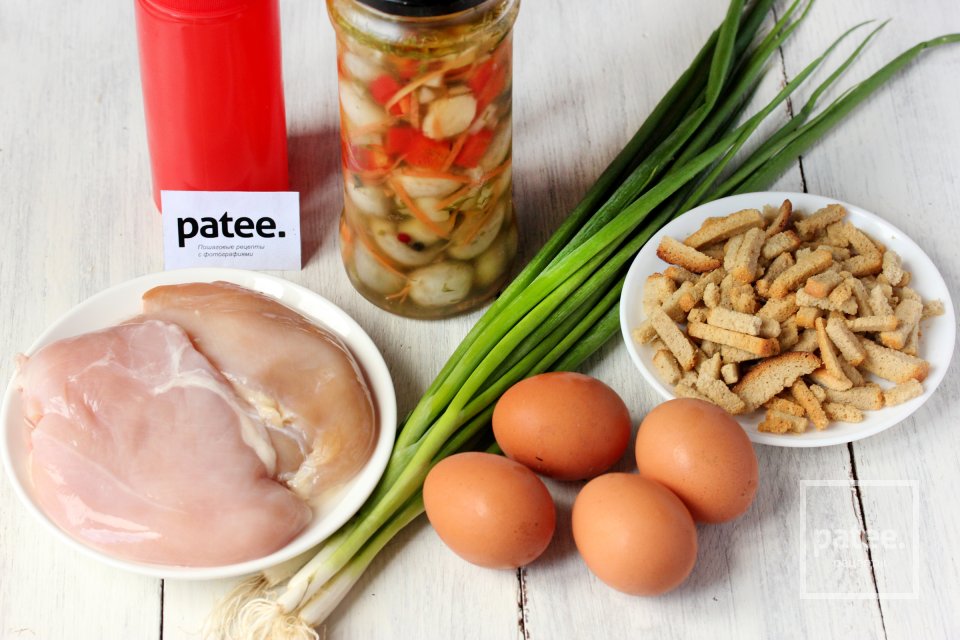 Салат Опушка с маринованными грибами, курицей и сухариками - Шаг 1