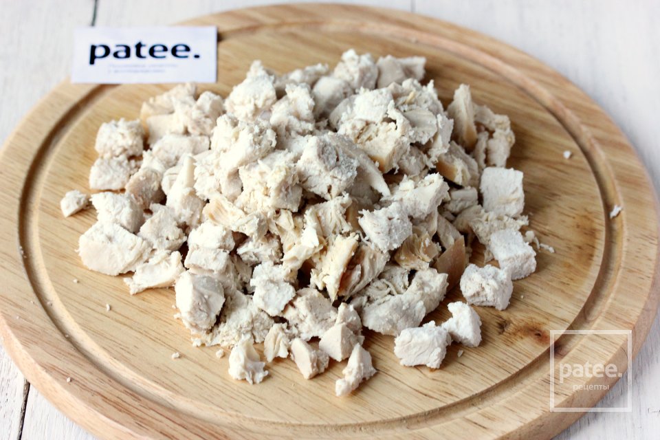 Салат Опушка с маринованными грибами, курицей и сухариками - Шаг 2