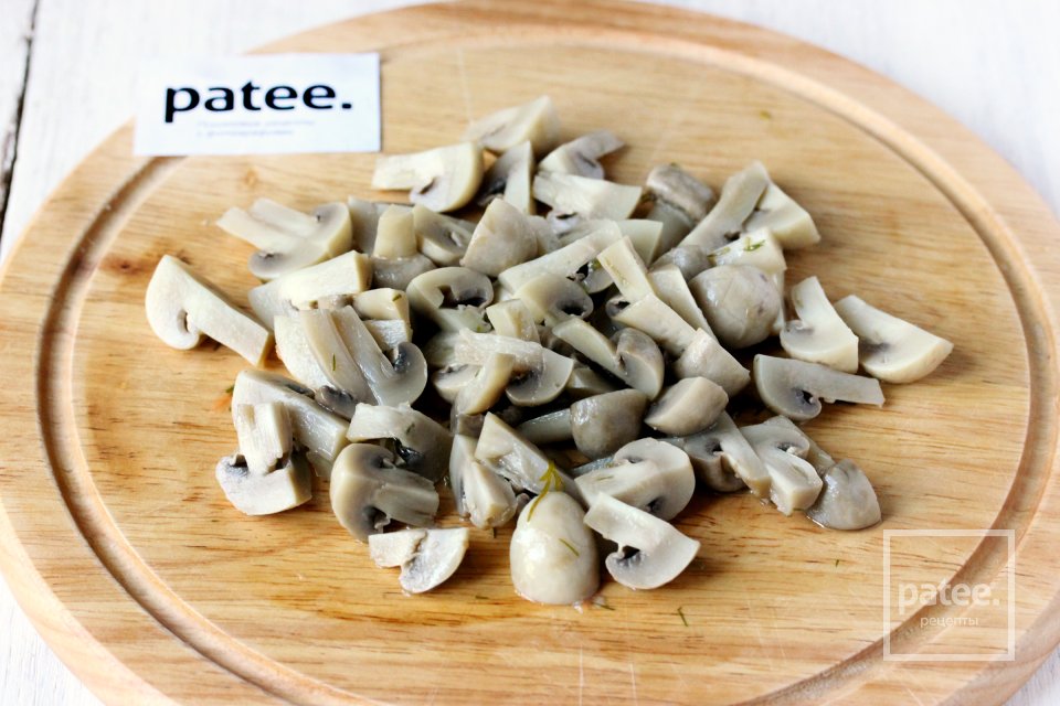 Салат Опушка с маринованными грибами, курицей и сухариками - Шаг 3