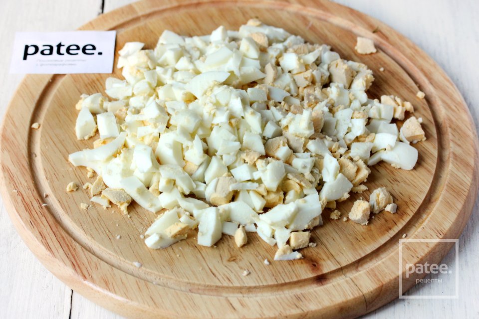 Салат Опушка с маринованными грибами, курицей и сухариками - Шаг 4