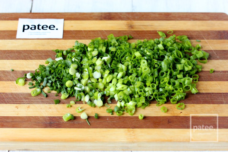 Салат Опушка с маринованными грибами, курицей и сухариками - Шаг 5