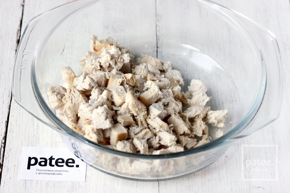 Салат Опушка с маринованными грибами, курицей и сухариками - Шаг 6