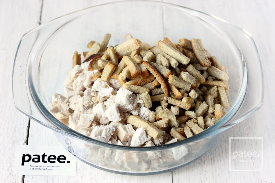 Салат Опушка с маринованными грибами, курицей и сухариками - Шаг 7