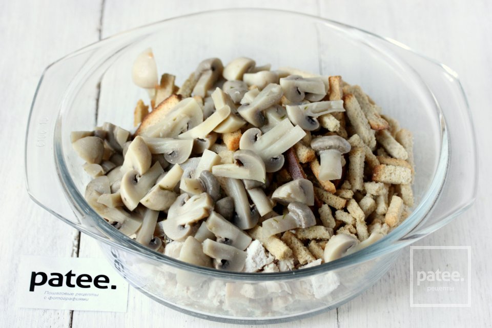 Салат Опушка с маринованными грибами, курицей и сухариками - Шаг 8