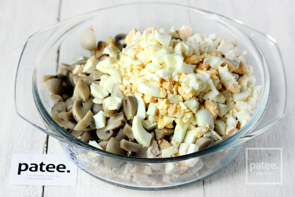 Салат Опушка с маринованными грибами, курицей и сухариками - Шаг 9