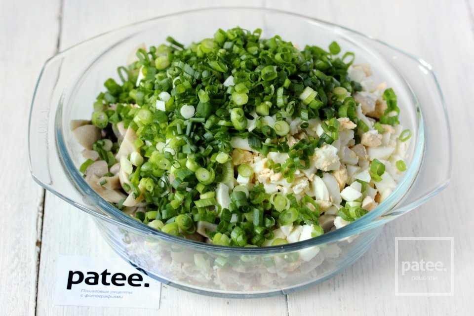 Салат Опушка с маринованными грибами, курицей и сухариками - Шаг 10