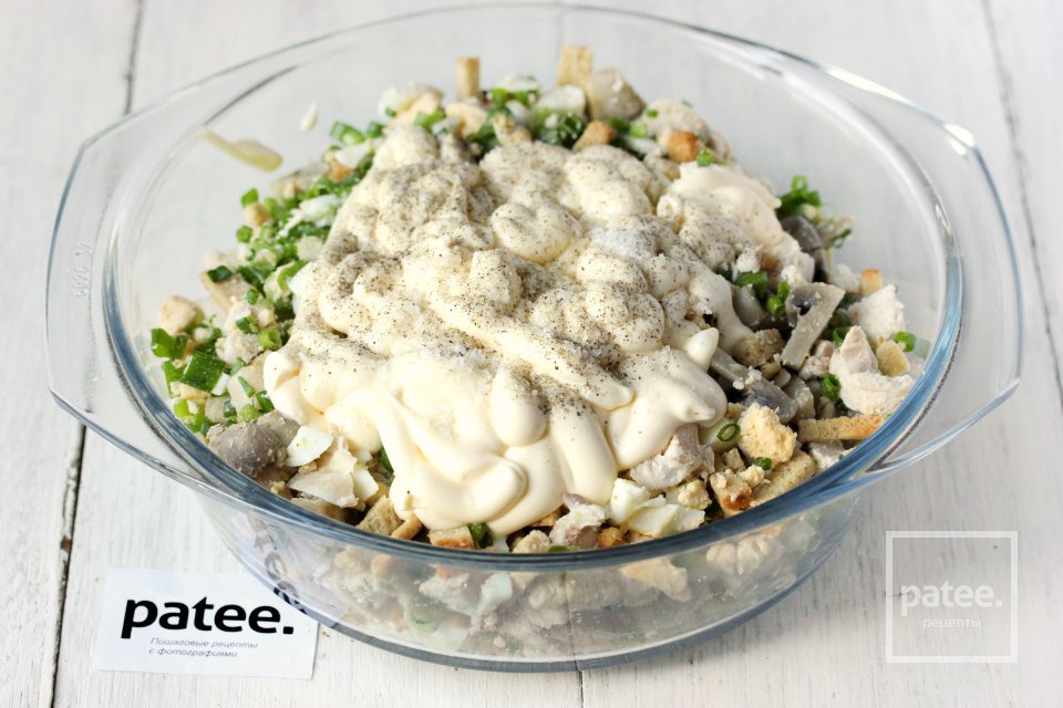 Салат Опушка с маринованными грибами, курицей и сухариками - Шаг 11