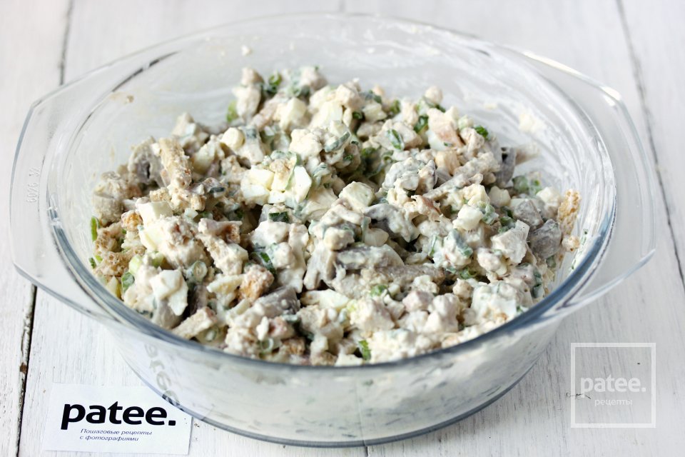 Салат Опушка с маринованными грибами, курицей и сухариками - Шаг 12