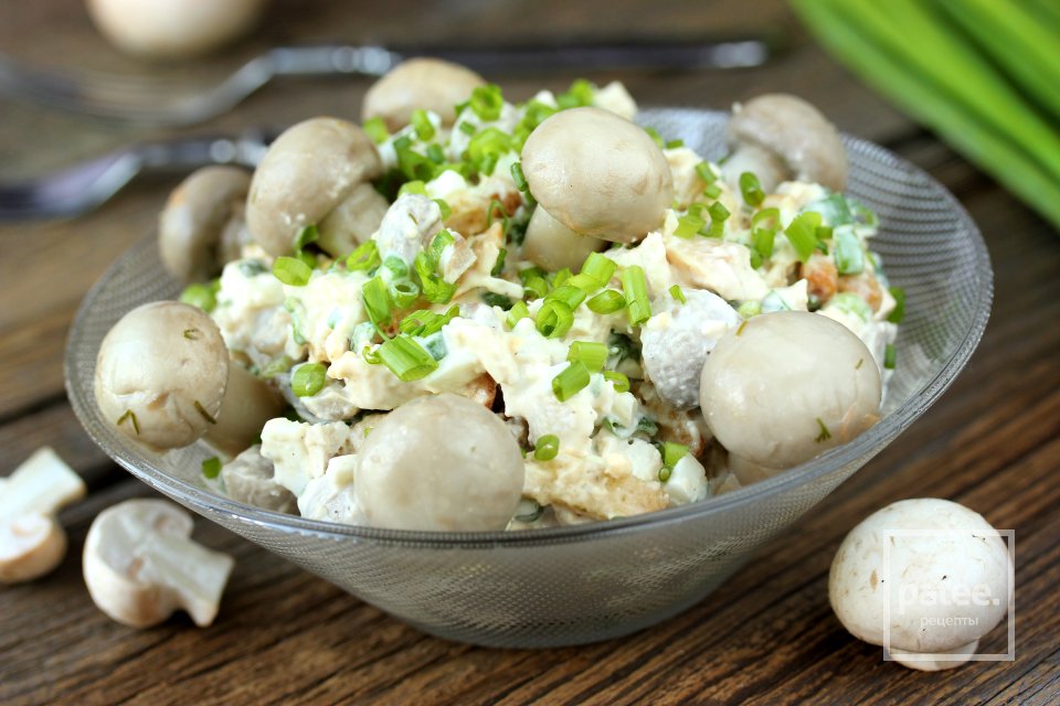 Салат Опушка с маринованными грибами, курицей и сухариками - Шаг 14