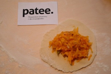 Слоенная самса с тыквой и кунжутом - приготовление