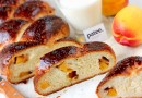 Плетёная булка с персиками