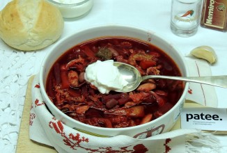 Красный борщ с фасолью и савойской капустой