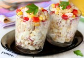Салат с балыком, сухариками и сладким перцем