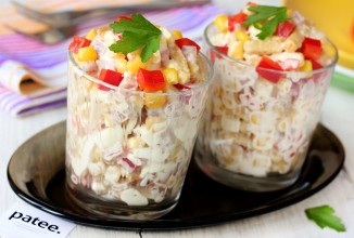 Салат с балыком, сухариками и сладким перцем