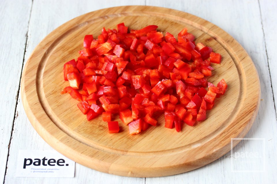 Салат с балыком, сухариками и сладким перцем - Шаг 3