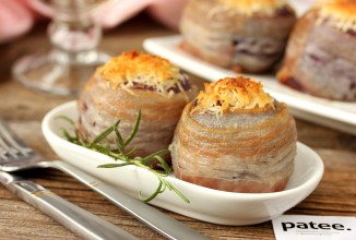 Фаршированный лук, запеченный в беконе