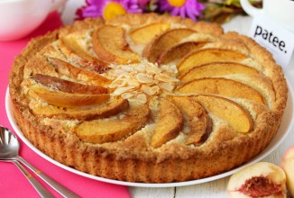 Миндальный пирог с персиками