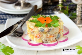 Салат с солёной скумбрией и овощами