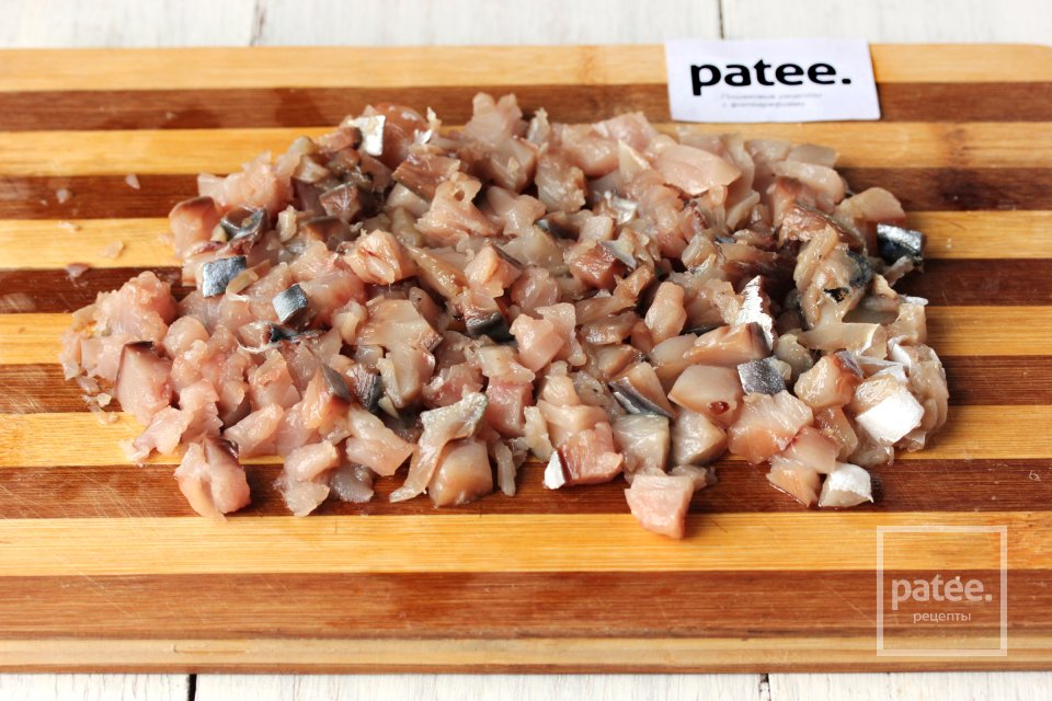 Салат с солёной скумбрией и овощами - Шаг 3