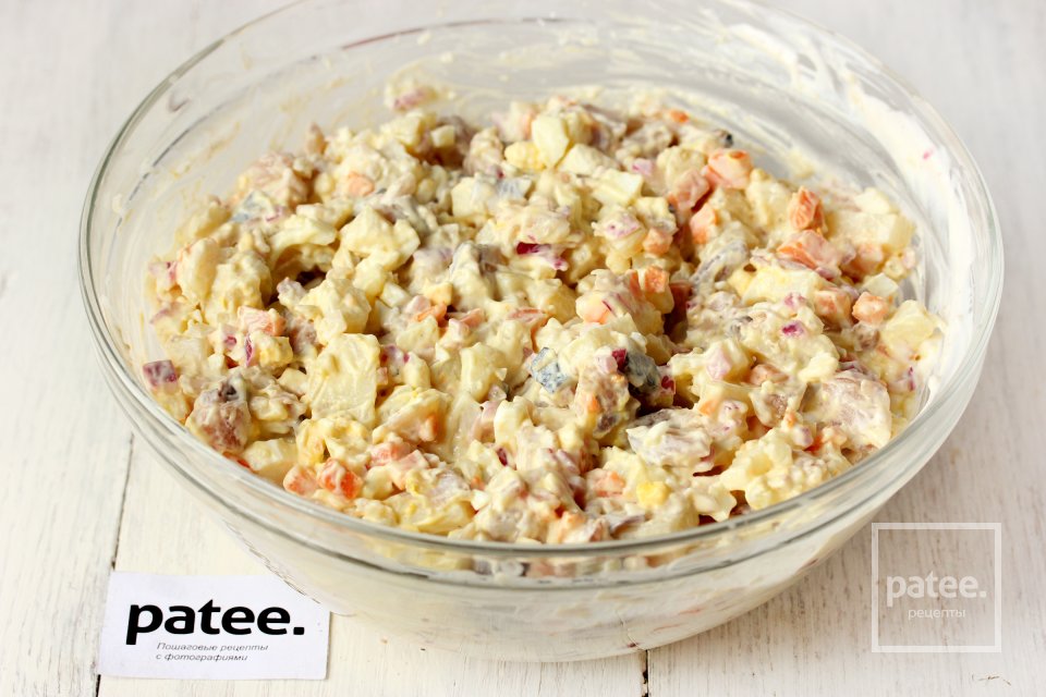 Салат с солёной скумбрией и овощами - Шаг 10