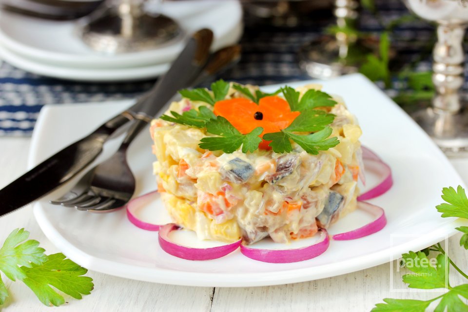 Салат с солёной скумбрией и овощами - Шаг 11