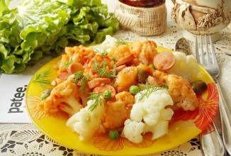Цветная капуста с оливками и сосисками