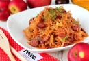 Тушеная квашеная капуста с охотничьими колбасками и яблоками