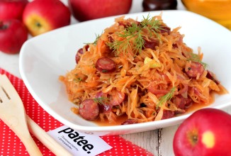 Тушеная квашеная капуста с охотничьими колбасками и яблоками