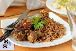 Утка с гречкой и луком-пореем в мультиварке