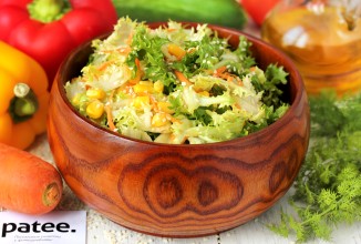 Салат с кукурузой, морковью и кунжутом